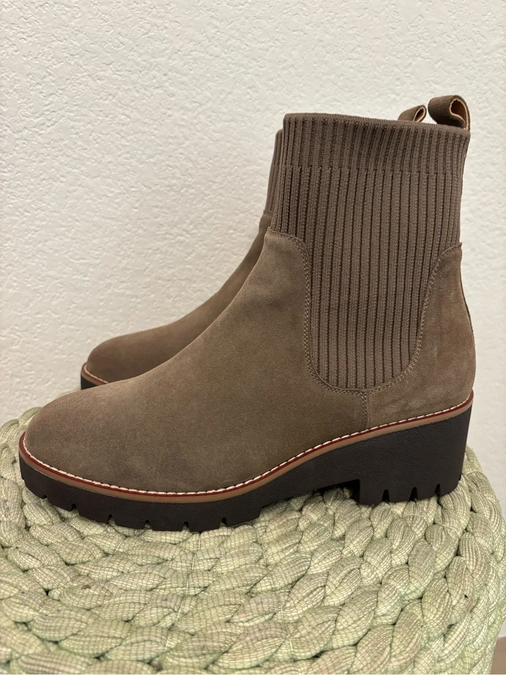 NEW Blondo Darren Waterproof Taupe Suede Chelsea Lug Boots Size 9